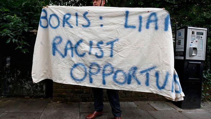 Lhář, rasista a oportunista. Tak vidí Borise Johnsona jeho odpůrci.