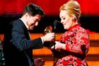 Marcus Mumford dostává gramofonek za nejlepší album roku od Adele