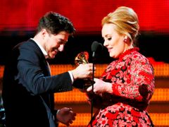 Marcus Mumford dostává gramofonek za nejlepší album roku od Adele