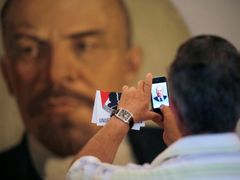 Návštěvník si fotografuje obraz Vladimíra Iljiče Lenina v Národní umělecké galerii v Sofii. Galerie otevřela expozici věnovanou totalitnímu umění.