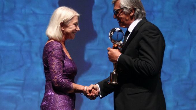 Prezident MFF Karlovy Vary Jiří Bartoška předává Křišťálový globus britské oscarové herečce Helen Mirrenové.