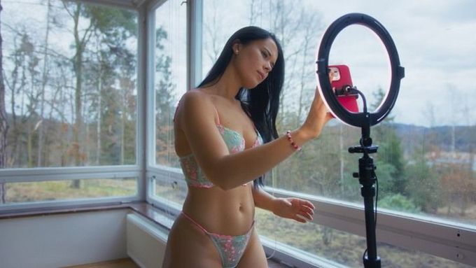 Jako Rosalinda vystupuje na OnlyFans i ve filmu Virtuální přítelkyně.