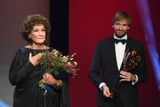Cenu za celoživotní mistrovství v kategorii opera převzala Eva Randová od ministra zdravotnictví Adama Vojtěcha z hnutí ANO.