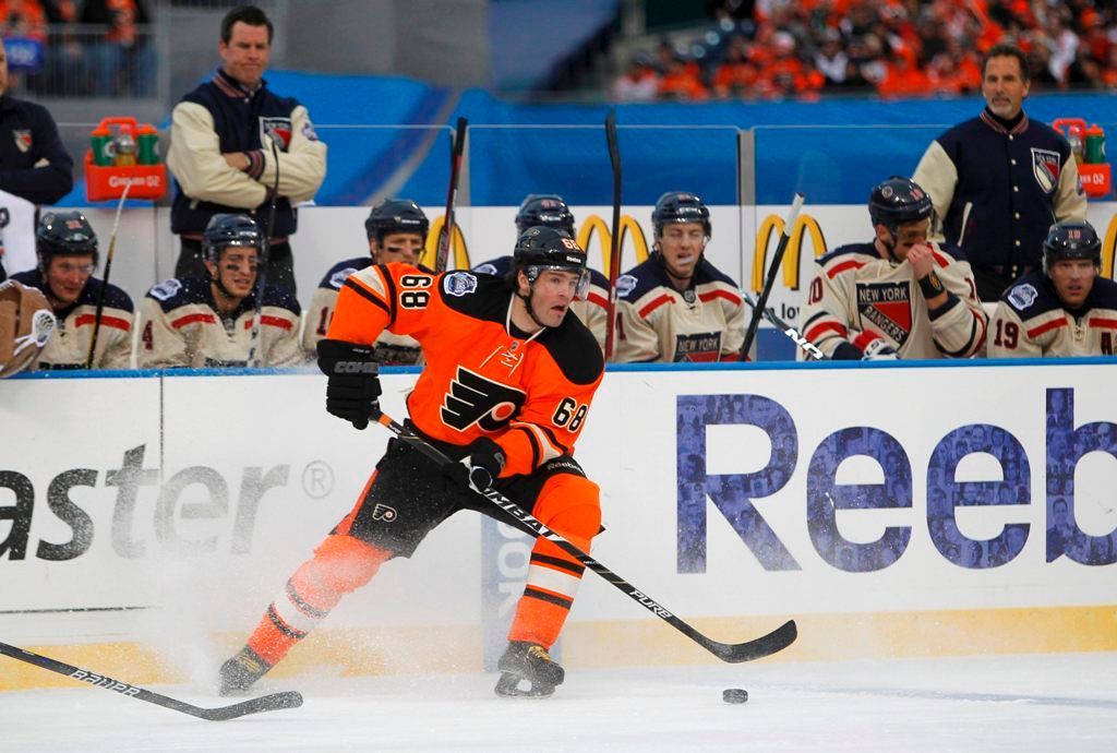 Český hokejista Jaromír Jágr v dresu Philadelphia Flyers v utkání NHL Winter Classic s New York Rangers.