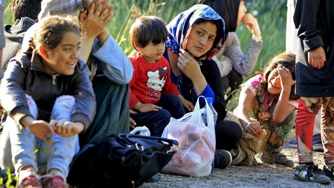 Afghánští uprchlíci ilegálně přecházejí hranice ze Srbska do Maďarska.