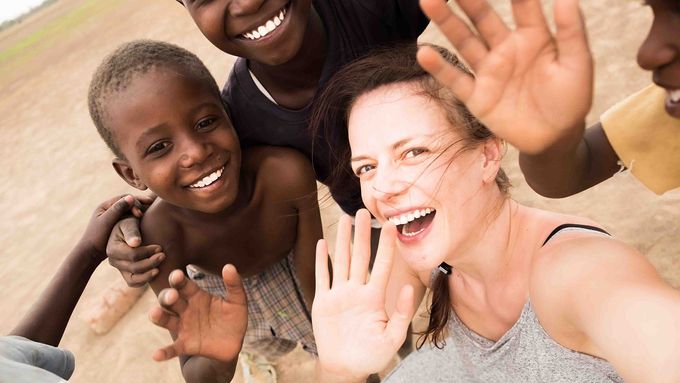 Andrea Růžičková Kerestešová a děti z afrického sirotčince, které fotila pro humanitární společnost Bez mámy.