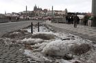 Měsíc leží v Praze sníh. V centru jsou už ulice suché