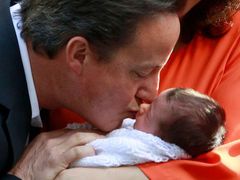 Cameron sáhne na rodinné přídavky jen těm nejbohatším, včetně sebe. Může si to dovolit, pobírá 140 tisíc liber ročně
