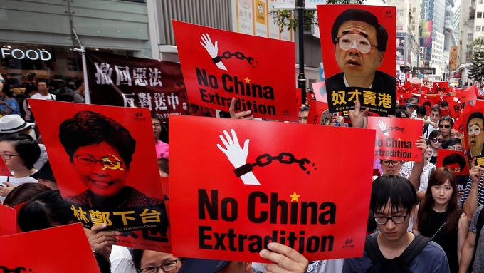 Desetitisíce lidí v Hongkongu protestují proti zákonu, který by umožnil vydávat osoby podezřelé ze spáchání trestného činu do pevninské Číny.