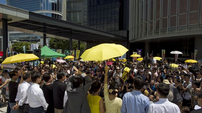 Obyvatelé Hongkongu slaví rozhodnutí parlamentu v ulicích města.