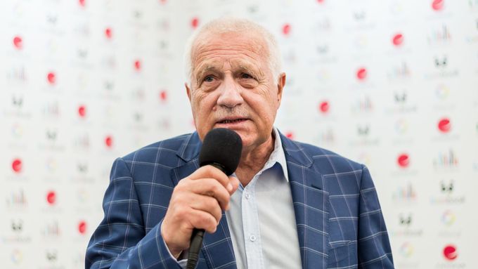 Bývalý prezident a premiér Václav Klaus hodnotil při debatě v pražském Golem Clubu příčiny a následky současné politické situace v Česku.