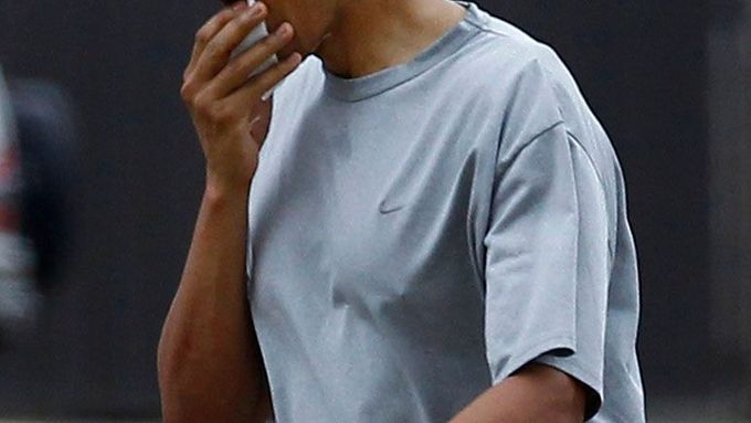 Barack Obama odchází s kapesníkem u úst k limuzíně. Během basketu ve Fort McNair si roztrhl ret.