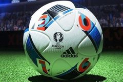 Míč pro Euro 2016 se jmenuje Krásná hra, představil ho Zidane
