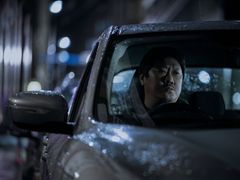 Benedict Wong jako Ta Š' pátrá, co spojuje sebevraždy fyziků.
