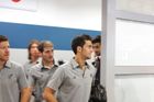 Krátce před jednou hodinou se obě skupiny dočkaly. Španělští fotbalisté začali vycházet do prostoru druhého terminálu.
