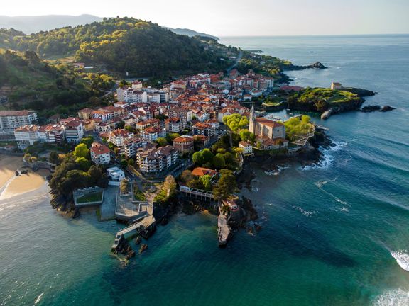 Baskicko zahrnuje širokou škálu krajin od pobřeží podél Biskajského zálivu přes strmá úzká údolí až po úpatí a hřebeny Pyrenejí.