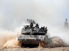 Izraelští vojáci jedoucí na tanku v jižní části pásma Gazy.