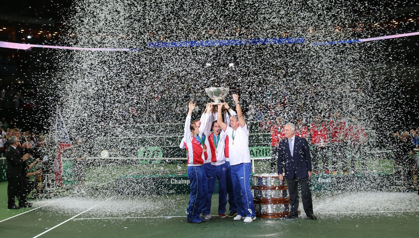 Čeští tenisté se radují z vítězství ve finále Davis Cupu 2012 proti Španělsku.