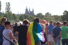 Poté, co si 40 tisíc návštěvníků "pochodu hrdosti" připomnělo minutou ticha a vypuštěním 49 černých balonů oběti červnové střelby v gay klubu v americkém Orlandu, zamířili na pražskou Letnou oslavit konec Prague Pride.