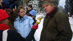 Ministr Bursík v lese s novináři