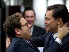 Leonardo di Caprio (vpravo) v roli Jordana Belforta ve filmu Vlk z Wall Street