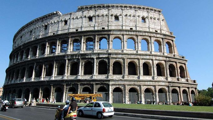 Římské Koloseum je chloubou Říma. Jíst nebo pít v jeho blízkosti je od minulého víkendu zakázáno.