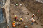 Archeologové vyzvedli ze země cisternu z 16. století