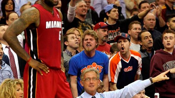 Pískot, urážky a ještě porážka. To byl návrat Lebrona do Clevelandu