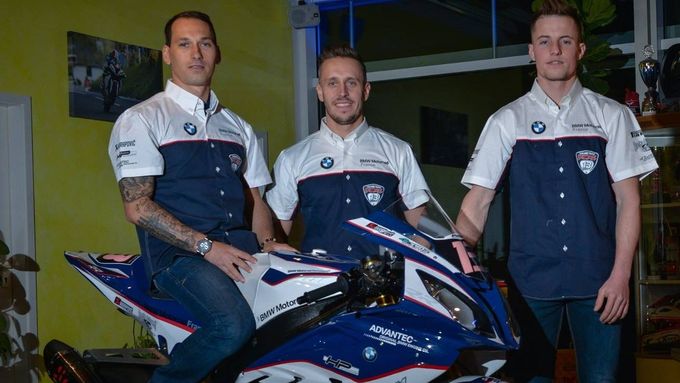 Lukáš Pešek (vlevo) na motocyklu BMW se svými týmovými kolegy.