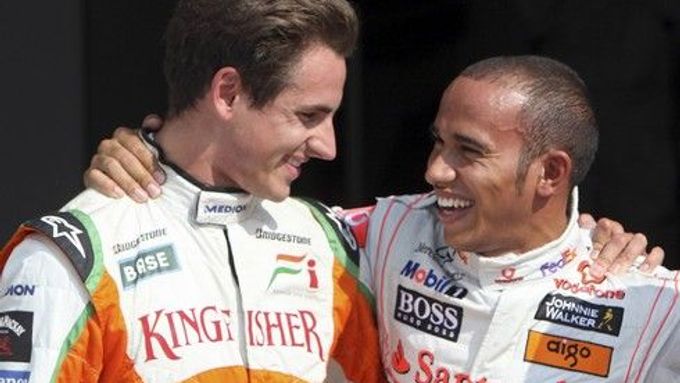 Lewis Hamilton žetruje v cíli s druhým Adrianem Sutilem