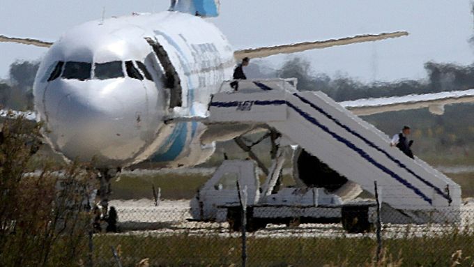 Unesené egyptské letadlo na letišti na Kypru.