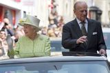 Královna Alžběta II. a princ Philip jeli v otevřeném autě, připomínajícím papamobil (ten je však již řadu let obehnán tvrzeným sklem).