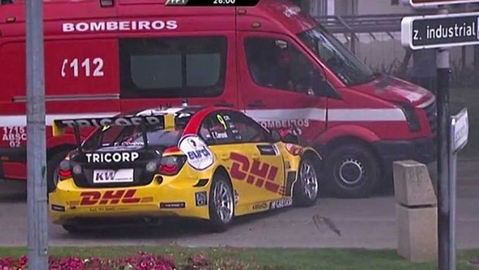 Video z dramatického momentu, kdy se závodní auto potkalo s hasičskou dodávkou.