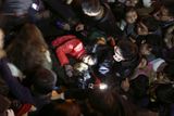 Tragický průběh měly novoroční oslavy v Šanghaji, kde dav zřejmě zachvátila panika. Podle úřadů při tom zahynulo nejméně 35 lidí.