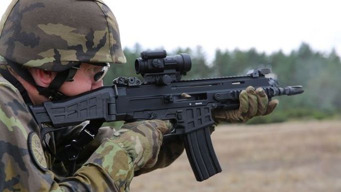 Zvýšení individuální bojové schopnosti české armády prostřednictvím modernizace výzbroje vázne (ilustrační snímek).