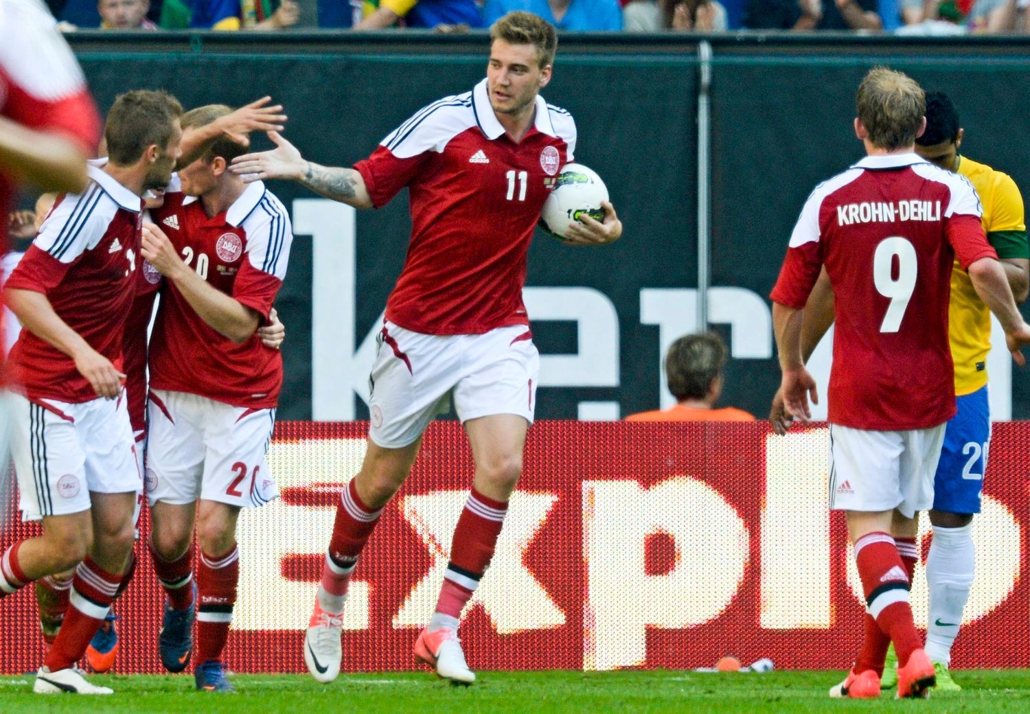 Nicklas Bendtner se raduje ze skórování v přátelském utkání Dánsko - Brazílie
