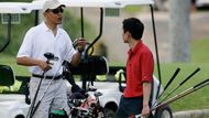 Jedno z dovolenkových potěšení nového prezidenta: Obama si šel do místního klubu zahrát golf. Na snímku diskutuje s jedním ze zaměstnanců Eugenem Kangem - zřejmě o tom, jakou zvolit hůl.
