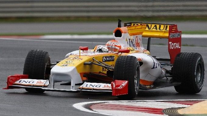 Nelsinho Piquet testuje v portugalském Algarve nový monopost Renault R29.