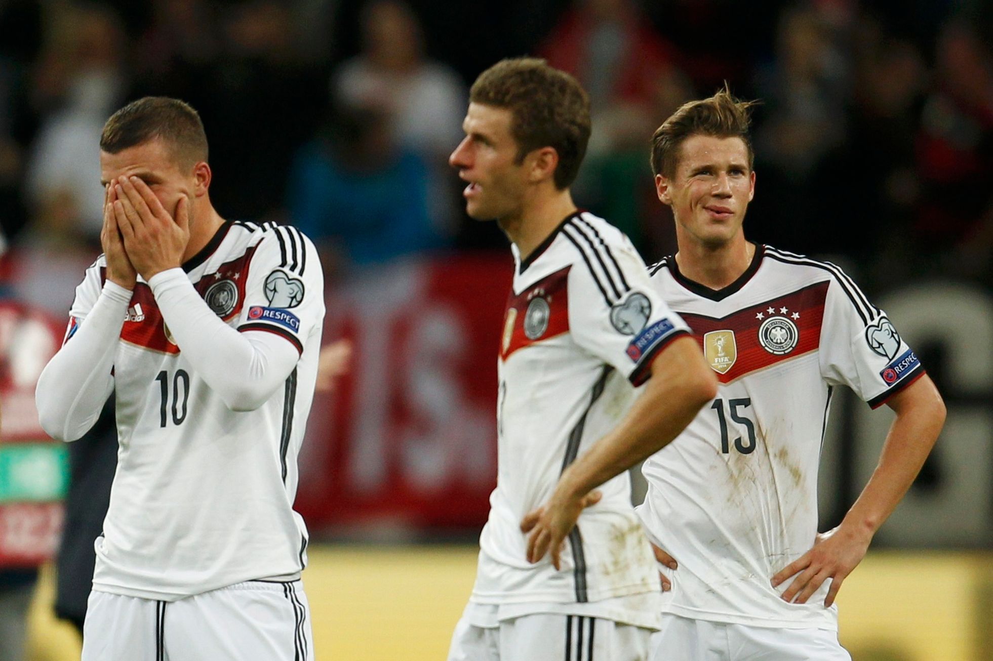 Smutní němečtí fotbalisté po remíze s Irskem v kvalifikaci na Euro 2016