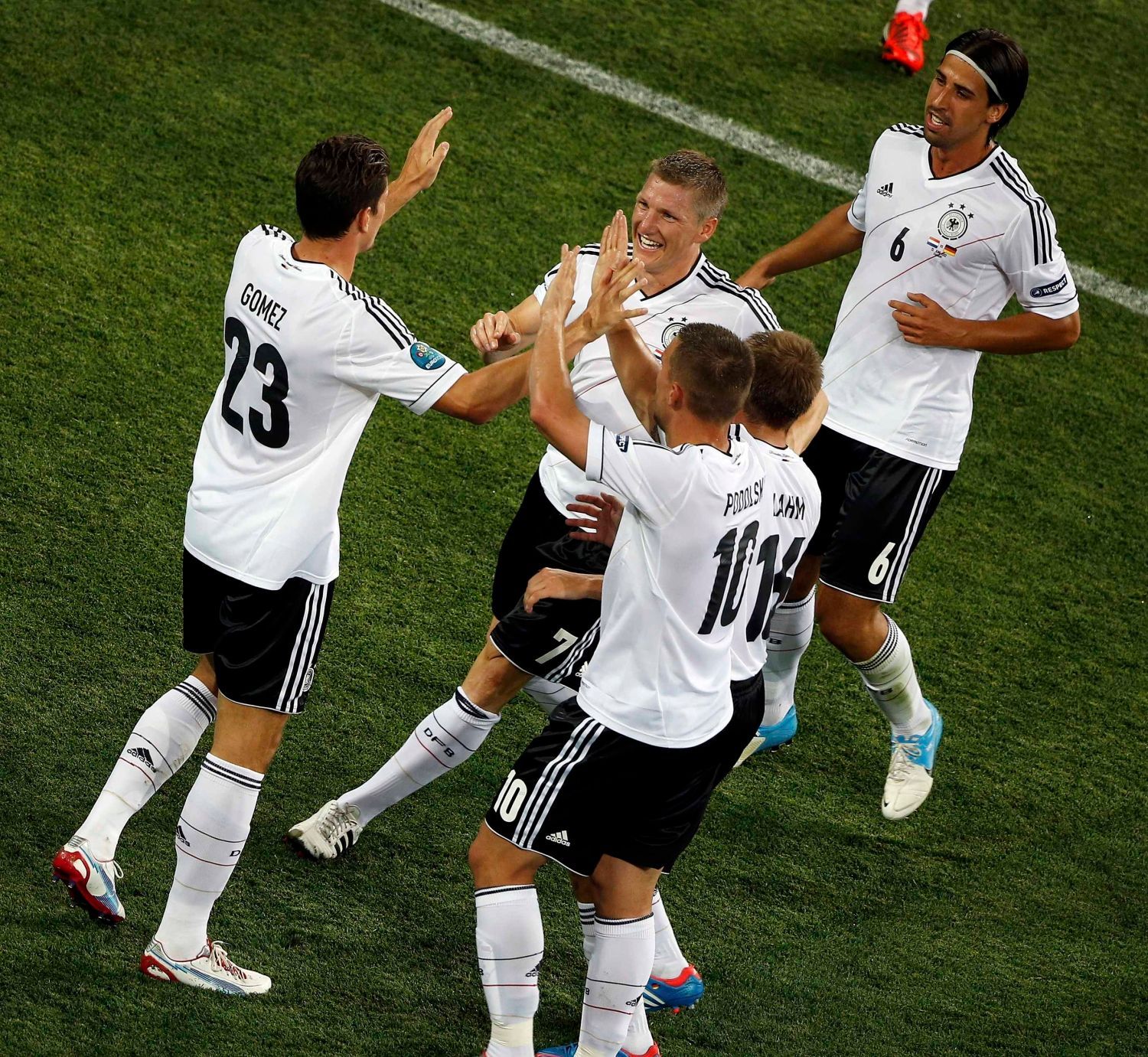 Mario Gómez slaví druhý gól v utkání Nizozemska s Německem na Euru 2012