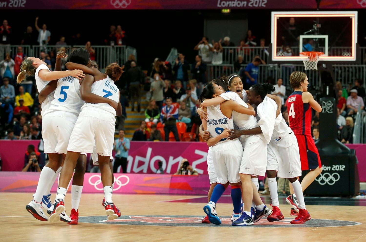 Francouzské basketbalistky slaví vítězství ve čtvrtfinále nad Češkami na OH 2012 v Londýně.