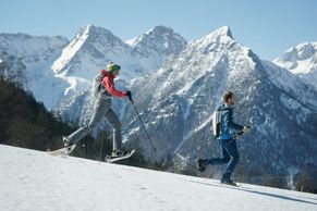 Alpské lyžování kousek od Česka. V Horním Rakousku můžete sportovat až do noci
