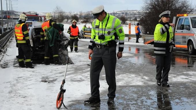 Nehoda šesti aut pravděpodobně kvůli ledovce zablokovala Pražský okruh u sjezdu na Řepy. (ilustrační foto)