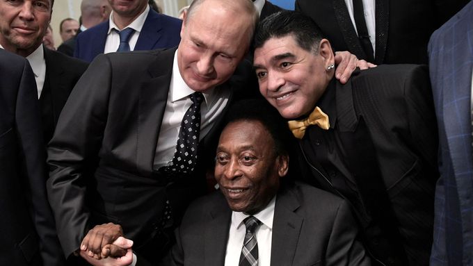 Vladimir Putin svírá ruku legendárního Pelého (dole) při losu MS 2018. Vpravo dnes již zesnulý Argentinec Diego Maradona