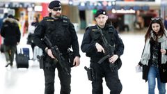 Policisté na letišti v Ruzyni