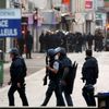 Civilisté jsou obyvateli vyrování, aby se do centra Saint-Denis nepřibližovali.