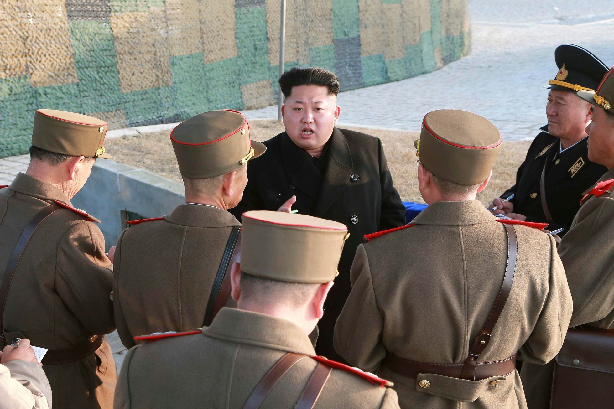 Kim Čong-un se severokorejskými generály.
