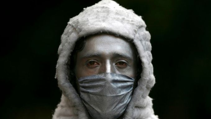 Chřipka pronikla i do umění. Stříbrnou variaci ochranné masky si nasadil pouliční umělec, který v ulicích Mexico City za normálních okolností baví turisty.