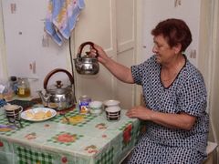 Zinajda Zerebova - předsedkyně čs. spolku ve svém bytě v Aktjubinsku v Kazachstánu