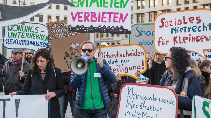 I v Berlíně řeší krizi s cenami bytů a nájmů. Jsou tam ale o kus dál, mají velmi aktivní občanskou společnost. (Snímek z demonstrace proti cenám nájemného, únor 2019.)